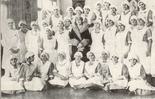 Regina maria si crucea rosie