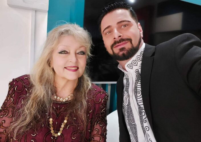 Photo 6042068578385115437 y