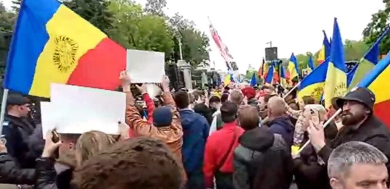 Protest aur parlament