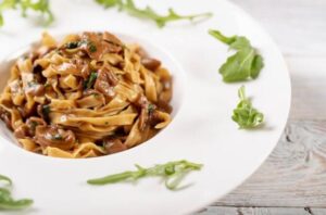 spaghete-cu-miere-si-migdale--o-cina-surprinzatoare-si-originala_26204300