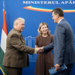 Întrevederea ministrului apărării cu ambasadorul ungariei în românia.2