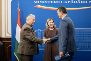 Întrevederea ministrului apărării cu ambasadorul ungariei în românia.2
