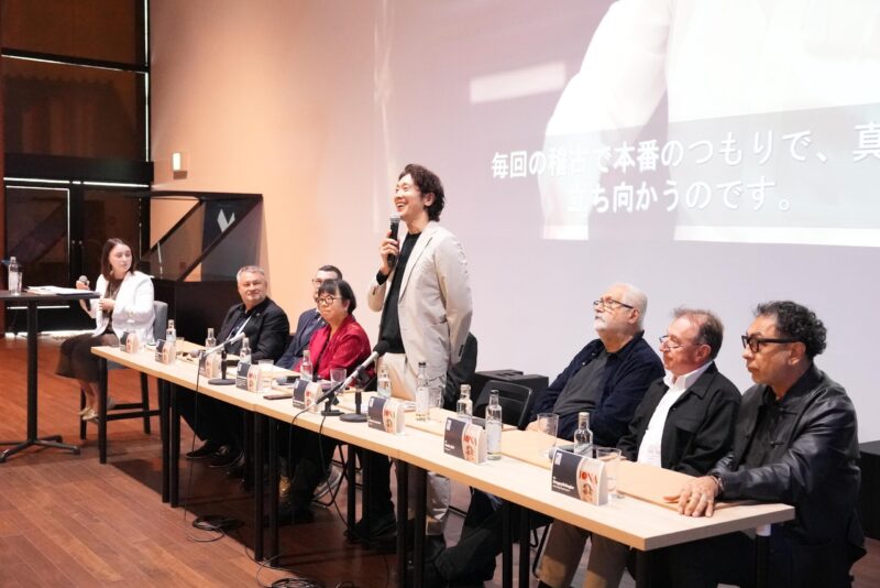 Piesa de teatru „iona” reunește tokyo metropolitan theatre și teatrul național din sibiu într o conferință de presă la pavilionul româniei 02