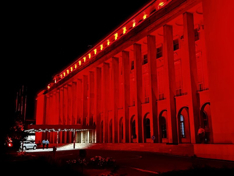Cladirea guvernului iluminata in rosu de ziua de comemorare a violentelor impotriva crestinilor