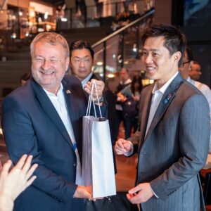 Guvernatorul prefecturii osaka, hirofumi yoshimura, în vizită oficială la pavilionul româniei – expo 2025 osaka 07