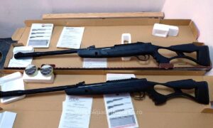 Arme cu aer comprimat şi 400 de bucăţi de proiectile descoperite într-un colet, de poliţiştii de frontieră de la Aeroportul Cluj