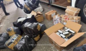 ACŢIUNI BLITZ: mii de bunuri contrafăcute și țigarete fără documente legale, descoperite de polițiștii de frontieră