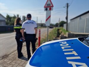 Verificări ale polițiștilor pentru prevenirea accidentelor rutiere în zona trecerilor la nivel cu calea ferată