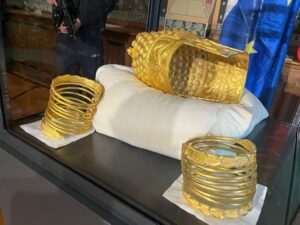 Coiful de la Coțofenești și două brățări dacice se întorc acasă