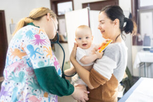 Salvați Copiii România și Fundația OMV Petrom deschid concursul “Primul pas spre sănătate 4.0” pentru dotarea a 60 de cabinete de medicină de familie din mediul rural