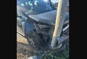 Două persoane rănite după ce un autoturism a lovit un stâlp la intrarea în Timișoara