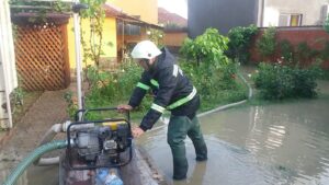 Bihor: Intervenții ale pompierilor în Beiuș și Săcueni, în urma furtunii