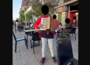 Timișoara – Un tânăr și un minor depistați de polițiștii locali în Centru, cântând la acordeon pentru bani
