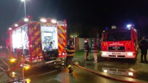 Incendiu violent pe o stradă din Timișoara: o persoană a murit în vehiculul cuprins de flăcări