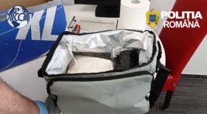 Prinși în flagrant cu 4 kilograme de noi substanțe psihoactive