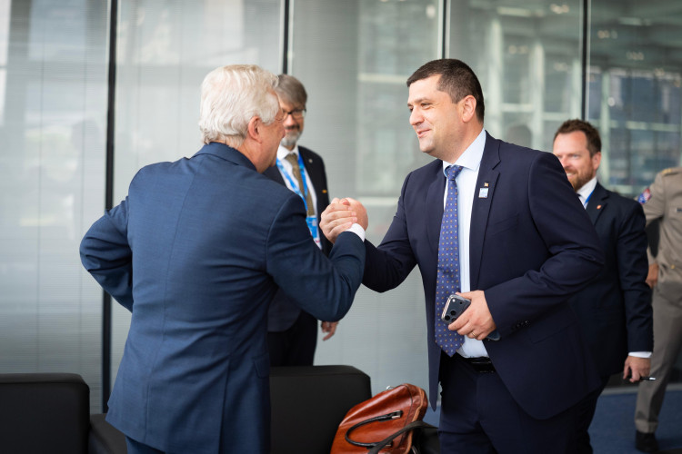 1 Ministrul apărării naționale, întrevedere cu omologul ceh, în marja Summitului NATO de la Ankara Foto Laurențiu Turoi