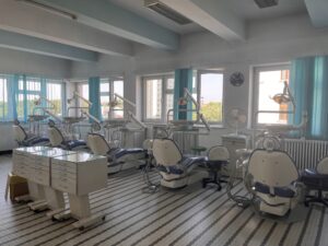 Clinica Universitară de Protetică Dentară din Timișoara oferă soluții moderne pentru refacerea danturii